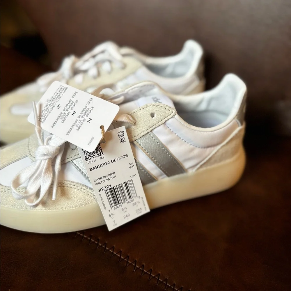 Adidas Women's Barreda Decode
Shoes Size 7 - Picture 3 of 7